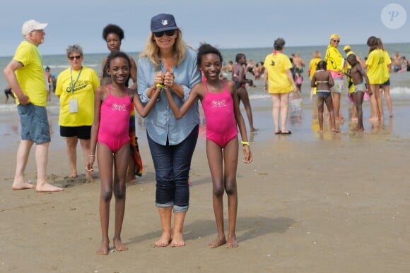 Semi-exclusif - Isabelle Aubret et son compagnon Gérard Meys - "La Journée des oubliés des vacances" organisée par le Secours Populaire, emmène 5000 enfants franciliens sur les plages de Cabourg, en Normandie, France, le 23 août, 2018. © CVS/Bestimage