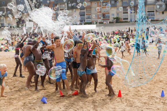 Semi-exclusif - Isabelle Aubret et son compagnon Gérard Meys - "La Journée des oubliés des vacances" organisée par le Secours Populaire, emmène 5000 enfants franciliens sur les plages de Cabourg, en Normandie, France, le 23 août, 2018. © CVS/Bestimage