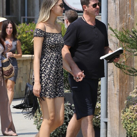 Exclusif - Robin Thicke et sa compagne April Love Geary se baladent en amoureux dans les rues de Malibu, le 9 août 2018