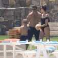 Exclusif - Robin Thicke se relaxe sur une plage et joue au volleyball avec son fils Julian et sa femme April Love Geary à Cabo San Lucas au Mexique, le 30 juin 2018