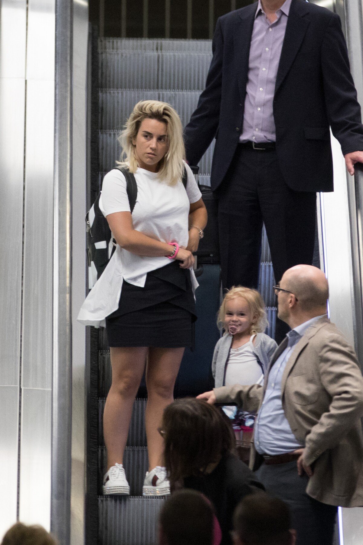 Photo : Semi-exclusif - Erika Choperena (compagne de Antoine Griezmann) et  sa fille Mia - Les familles des joueurs de léquipe de France de football  et les célébrités arrivent à laéroport de