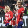 Antoine Griezmann, sa femme Erika Choperena et leur fille Mia avec la coupe de la Ligue Europa après la finale de la Ligue Europa, l'Olympique de Marseille contre l'Atlético de Madrid au stade Groupama à Decines-Charpieu banlieue de Lyon, France, le 16 mai 2018. L'Atlético de Madrid a gagné 3-0. © Cyril Moreau/Bestimage