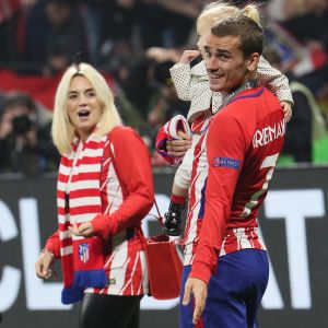 Antoine Griezmann, sa femme Erika Choperena et leur fille Mia avec la coupe de la Ligue Europa après la finale de la Ligue Europa, l'Olympique de Marseille contre l'Atlético de Madrid au stade Groupama à Decines-Charpieu banlieue de Lyon, France, le 16 mai 2018. L'Atlético de Madrid a gagné 3-0. © Cyril Moreau/Bestimage