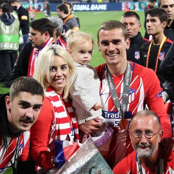 Antoine Griezmann en famille, avec son frère Théo, sa femme Erika Choperena, sa fille Mia, son père Alain et sa mère Isabelle après la finale de la Ligue Europa, l'Olympique de Marseille contre l'Atlético de Madrid au stade Groupama à Decines-Charpieu banlieue de Lyon, France, le 16 mai 2018. L'Atlético de Madrid a gagné 3-0. © Cyril Moreau/Bestimage -