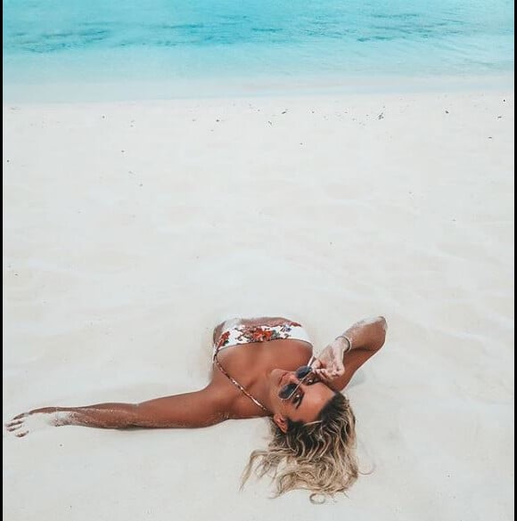 Erika Choperena, la femme d'Antoine Griezmann, pose en bikini et ensevelie dans le sable le 24 août 2018.