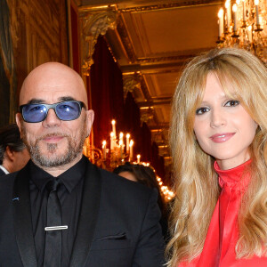 Pascal Obispo et sa femme Julie Hantson lors de l'élévation de L. Renaud au rang de grand-croix de l'ordre national du Mérite, au Palais de l'Elysée à Paris, le 23 mars 2017. © Guirec Coadic/Bestimage