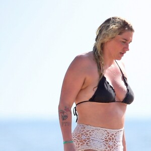 Exclusif - Kesha sur une plage à Todos Santos au Mexique, le 16 août 2018