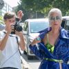 Lady Gaga arrive aux Studios de l'Olivier à Malakoff, le 28 août 2018. Elle porte un manteau bleu et des bottines style Drag Queen.