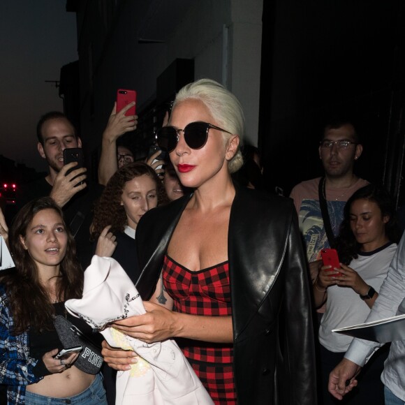 Lady Gaga à la sortie des Studios de l'Olivier à Malakoff, le 28 août 2018. Elle porte une robe noire et rouge à carreaux.