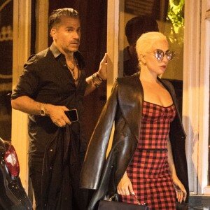 Exclusif - Lady Gaga et son compagnon Christian Carino sont allés dîner en amoureux au restaurant "Pétrelle" dans le quartier de Montmartre à Paris, le 28 août 2018.