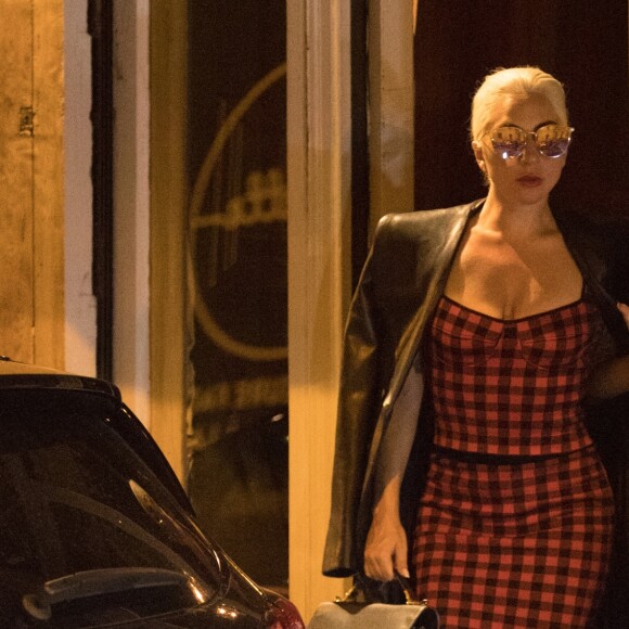 Exclusif - Lady Gaga et son compagnon Christian Carino sont allés dîner en amoureux au restaurant "Pétrelle" dans le quartier de Montmartre à Paris, le 28 août 2018.