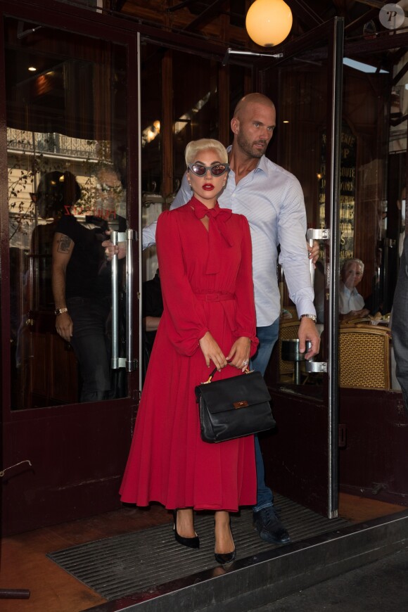 Lady Gaga sort de la brasserie Lipp à Paris avec son compagnon Christian Carino le 27 août 2018.