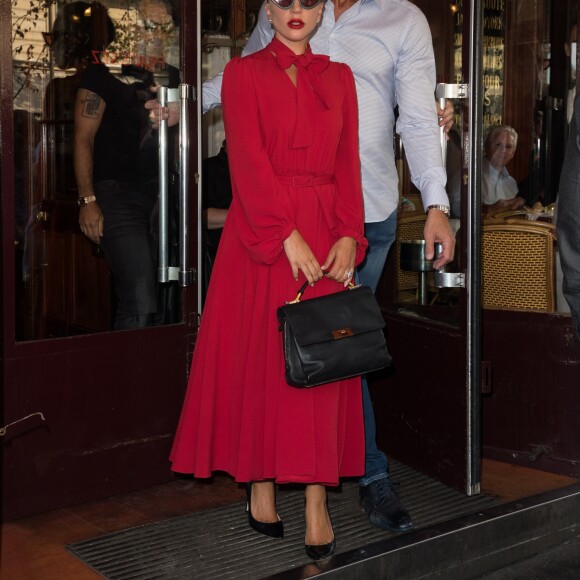 Lady Gaga sort de la brasserie Lipp à Paris avec son compagnon Christian Carino le 27 août 2018.