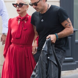 Lady Gaga sort de la brasserie Lipp à Paris avec son compagnon Christian Carino le 27 août 2018.