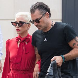 Lady Gaga sort de la brasserie Lipp à Paris avec son compagnon Christian Carino le 27 août 2018.