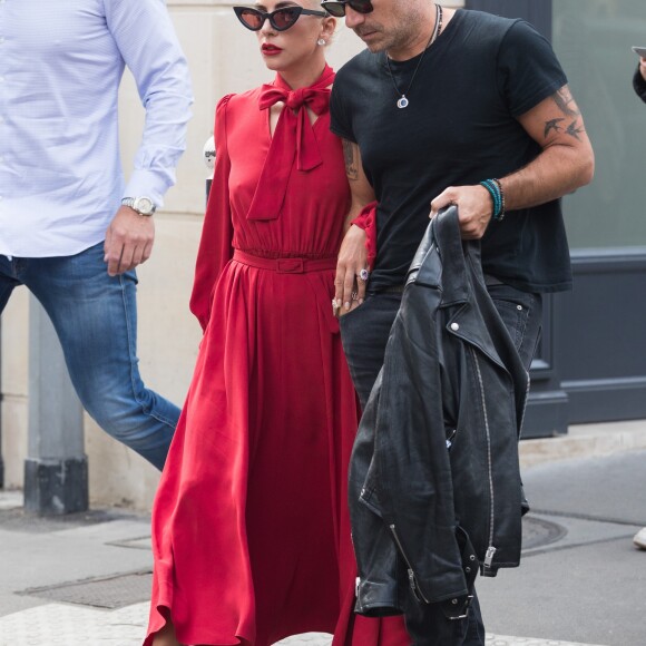 Lady Gaga sort de la brasserie Lipp à Paris avec son compagnon Christian Carino le 27 août 2018.