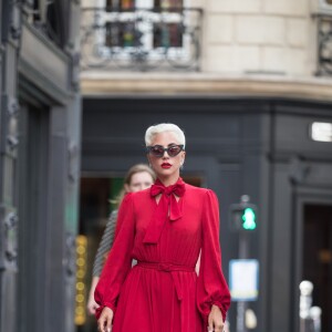 Lady Gaga sort de la brasserie Lipp à Paris avec son compagnon Christian Carino le 27 août 2018.