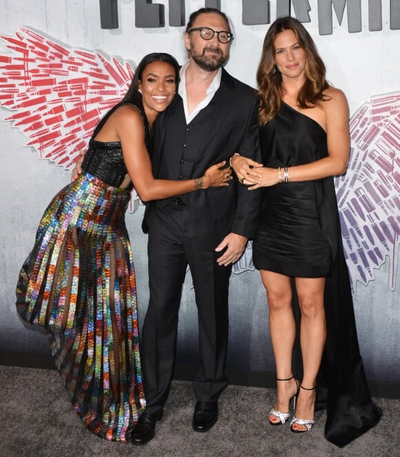 Annie Ilonzeh, Pierre Morel et Jennifer Garner à la première de Peppermint au Regal Cinemas à Los Angeles, le 28 août 2018.