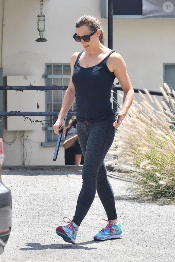 Exclusif - Jennifer Garner est allée chercher sa fille à son cours d'art martial, accompagnée de son fils Samuel à Los Angeles, le 27 aout 2018.