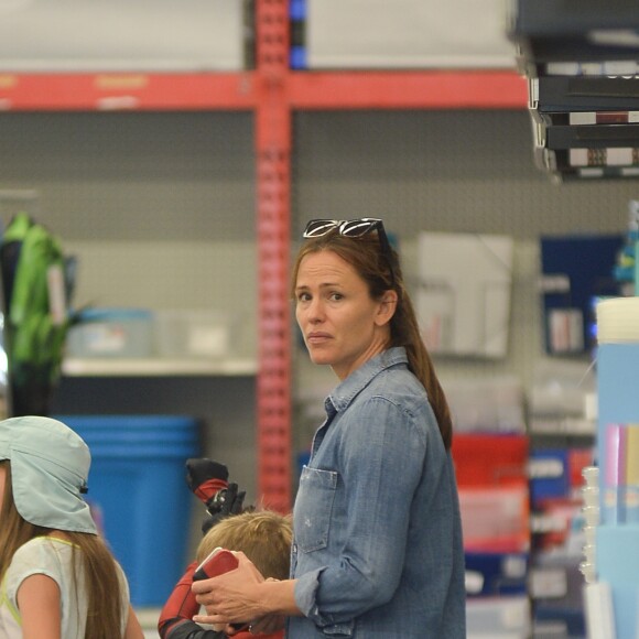 Jennifer Garner fait des courses avec sa fille Seraphina pour la rentrée scolaire à Los Angeles le 27 aout 2018.