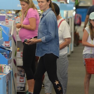 Jennifer Garner fait des courses avec sa fille Seraphina pour la rentrée scolaire à Los Angeles le 27 aout 2018.