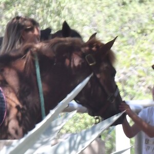 Exclusif - Jennifer Garner a emmené ses enfants Samuel, Violet et Seraphina dans un ranch à sud Palisades alors qu'elle et B. Affleck auraient conclu un accord de divorce le 26 août 2018. Merci de flouter le visage des enfants avant publication 26/08/2018 - Los Angeles