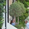 Exclusif - Pippa Middleton, enceinte, et son mari James Matthews avec David Matthews, père de James, à Londres le 9 août 2018.