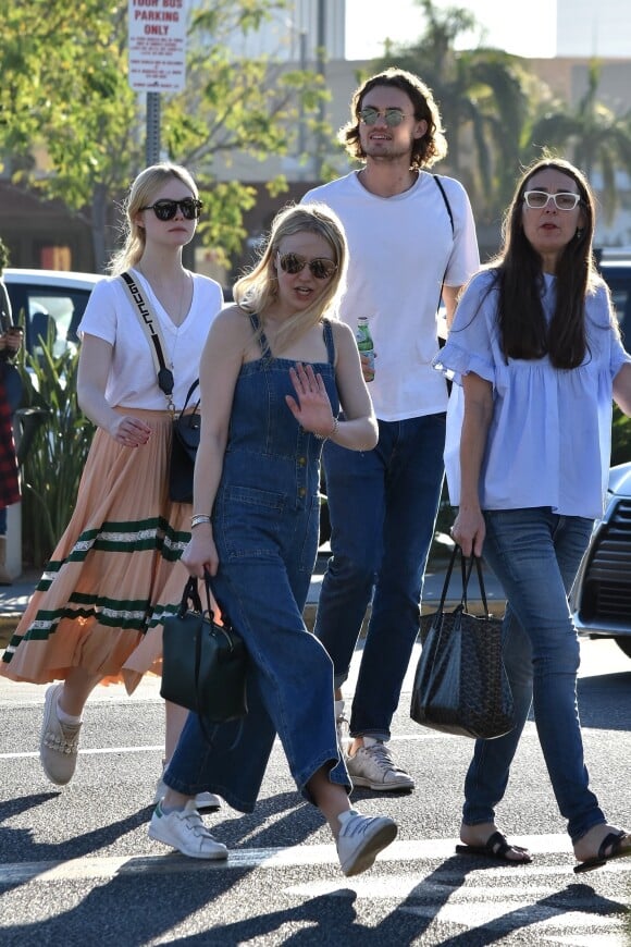 Exclusif - Dakota Fanning se promène avec sa soeur Elle, son compagnon Henry Frye et sa mère Heather à Los Angeles, le 28 décembre 2017.