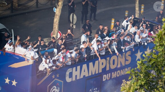 Descente des joueurs de l'équipe de France de football sur l'avenue des Champs-Elysées au lendemain de leur victoire de la Coupe du Monde 2018 en Russie. Le 16 juillet 2018.