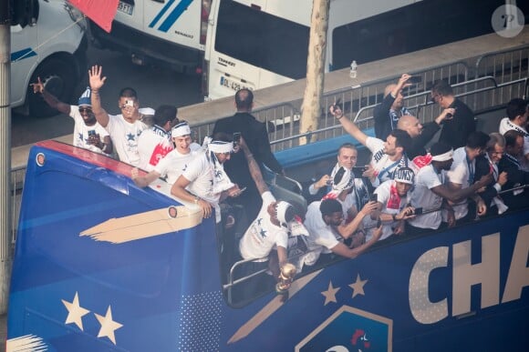 Descente des joueurs de l'équipe de France de football sur l'avenue des Champs-Elysées au lendemain de leur victoire de la Coupe du Monde 2018 en Russie. Le 16 juillet 2018.