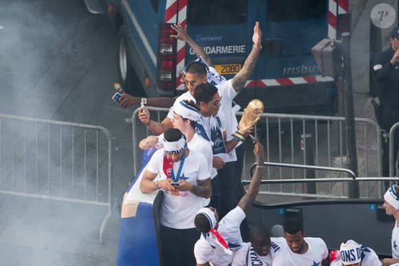 Descente des joueurs de l'équipe de France de football sur l'avenue des Champs-Elysées au lendemain de leur victoire de la Coupe du Monde 2018 en Russie. Le 16 juillet 2018.