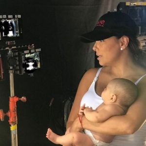 Eva Longoria a partagé des photos d'elle sur le tournage de Grand Hotel, accompagnée de son fils Santiago. Instagram, août 2018