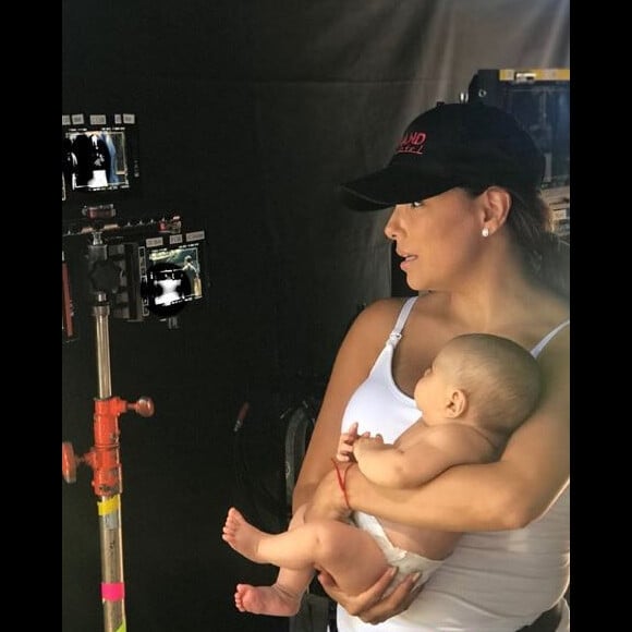 Eva Longoria a partagé des photos d'elle sur le tournage de Grand Hotel, accompagnée de son fils Santiago. Instagram, août 2018