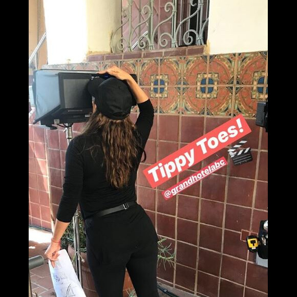 Eva Longoria a partagé des photos d'elle sur le tournage de Grand Hotel, accompagnée de son fils Santiago. Instagram, août 2018