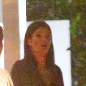 Kendall Jenner est allée faire la fête avec son compagnon Ben Simmons à Los Angeles. Kendall discute avec Brandon Davis et des amis à la sortie du restaurant Giorgio Baldi à Los Angeles, le 28 août 2018