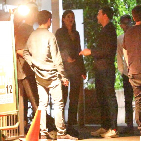 Kendall Jenner est allée faire la fête avec son compagnon Ben Simmons à Los Angeles. Kendall discute avec Brandon Davis et des amis à la sortie du restaurant Giorgio Baldi à Los Angeles, le 28 août 2018