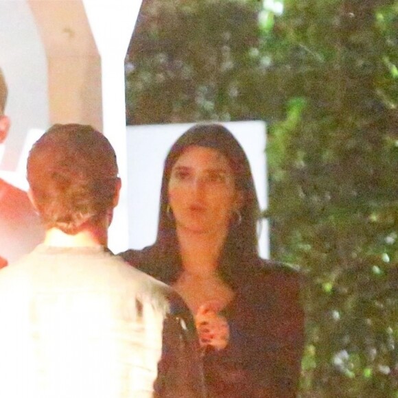 Kendall Jenner est allée faire la fête avec son compagnon Ben Simmons à Los Angeles. Kendall discute avec Brandon Davis et des amis à la sortie du restaurant Giorgio Baldi à Los Angeles, le 28 août 2018