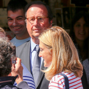 L'ancien président de la République François Hollande a dédicacé son livre "Les leçons du pouvoir" en compagnie de sa compagne Julie Gayet et de sa chienne Philae, à la libraire "OCEP- Place Média" à Octenville puis à "L'Encre Bleue" à Granville le 1er septembre 2018. 