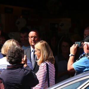 L'ancien président de la République François Hollande a dédicacé son livre "Les leçons du pouvoir" en compagnie de sa compagne Julie Gayet et de sa chienne Philae, à la libraire "OCEP- Place Média" à Octenville puis à "L'Encre Bleue" à Granville le 1er septembre 2018. 