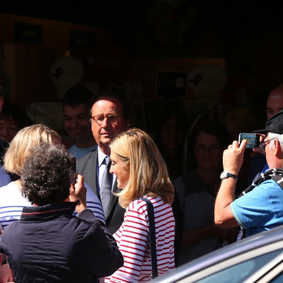 L'ancien président de la République François Hollande a dédicacé son livre "Les leçons du pouvoir" en compagnie de sa compagne Julie Gayet et de sa chienne Philae, à la libraire "OCEP- Place Média" à Octenville puis à "L'Encre Bleue" à Granville le 1er septembre 2018. 