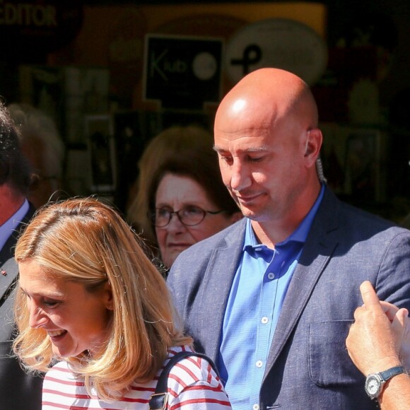 L'ancien président de la République François Hollande a dédicacé son livre "Les leçons du pouvoir" en compagnie de sa compagne Julie Gayet et de sa chienne Philae, à la libraire "OCEP- Place Média" à Octenville puis à "L'Encre Bleue" à Granville le 1er septembre 2018. 