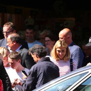 L'ancien président de la République François Hollande a dédicacé son livre "Les leçons du pouvoir" en compagnie de sa compagne Julie Gayet et de sa chienne Philae, à la libraire "OCEP- Place Média" à Octenville puis à "L'Encre Bleue" à Granville le 1er septembre 2018. 