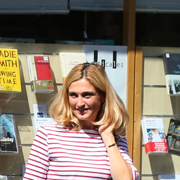 L'ancien président de la République François Hollande a dédicacé son livre "Les leçons du pouvoir" en compagnie de sa compagne Julie Gayet et de sa chienne Philae, à la libraire "OCEP- Place Média" à Octenville puis à "L'Encre Bleue" à Granville le 1er septembre 2018. 