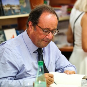 L'ancien président de la République François Hollande a dédicacé son livre "Les leçons du pouvoir" en compagnie de sa compagne Julie Gayet et de sa chienne Philae, à la libraire "OCEP- Place Média" à Octenville puis à "L'Encre Bleue" à Granville le 1er septembre 2018. 