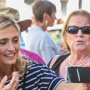 L'ancien président de la République François Hollande a dédicacé son livre "Les leçons du pouvoir" en compagnie de sa compagne Julie Gayet et de sa chienne Philae, à la libraire "OCEP- Place Média" à Octenville puis à "L'Encre Bleue" à Granville le 1er septembre 2018. 