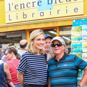 L'ancien président de la République François Hollande a dédicacé son livre "Les leçons du pouvoir" en compagnie de sa compagne Julie Gayet et de sa chienne Philae, à la libraire "OCEP- Place Média" à Octenville puis à "L'Encre Bleue" à Granville le 1er septembre 2018. 