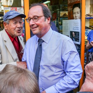 L'ancien président de la République François Hollande a dédicacé son livre "Les leçons du pouvoir" en compagnie de sa compagne Julie Gayet et de sa chienne Philae, à la libraire "OCEP- Place Média" à Octenville puis à "L'Encre Bleue" à Granville le 1er septembre 2018. 