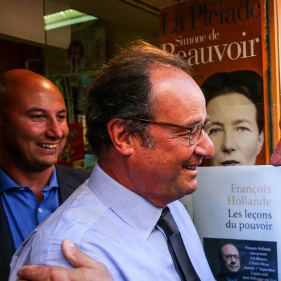 L'ancien président de la République François Hollande a dédicacé son livre "Les leçons du pouvoir" en compagnie de sa compagne Julie Gayet et de sa chienne Philae, à la libraire "OCEP- Place Média" à Octenville puis à "L'Encre Bleue" à Granville le 1er septembre 2018. 