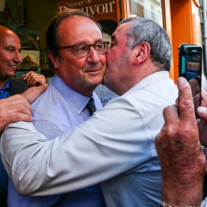 L'ancien président de la République François Hollande a dédicacé son livre "Les leçons du pouvoir" en compagnie de sa compagne Julie Gayet et de sa chienne Philae, à la libraire "OCEP- Place Média" à Octenville puis à "L'Encre Bleue" à Granville le 1er septembre 2018. 