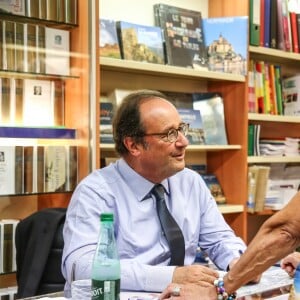 L'ancien président de la République François Hollande a dédicacé son livre "Les leçons du pouvoir" en compagnie de sa compagne Julie Gayet et de sa chienne Philae, à la libraire "OCEP- Place Média" à Octenville puis à "L'Encre Bleue" à Granville le 1er septembre 2018. 